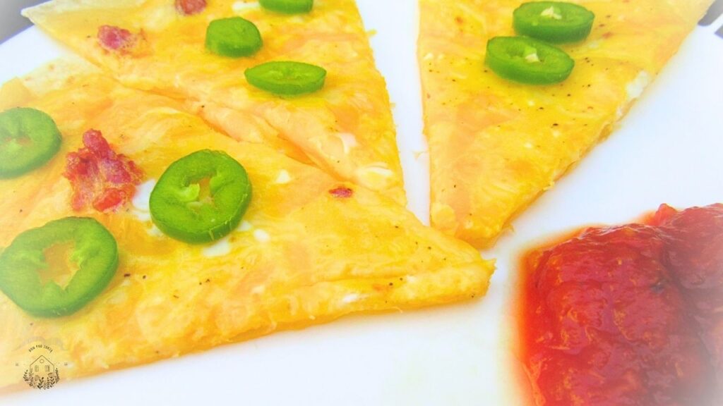 pizza na śniadanie na talerzu z salsą