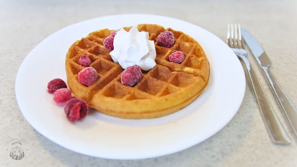 Gofry na zakwasie na białym talerzu