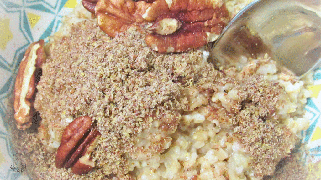 Dodatki w misce z owsianką stalową