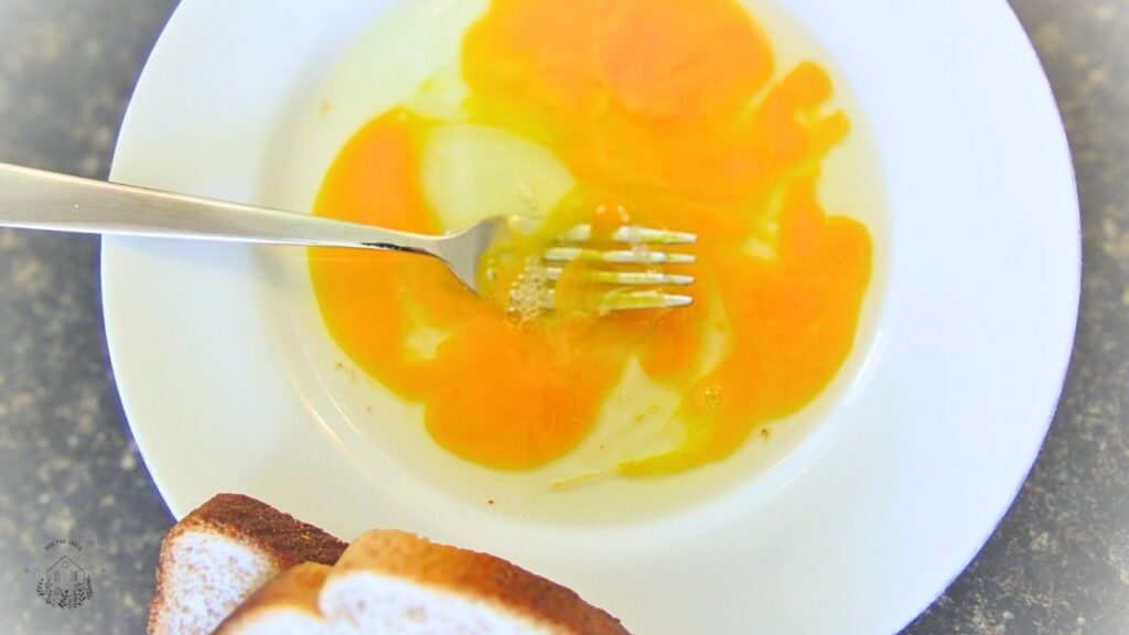 jajko do rozbełtania widelcem na talerzu