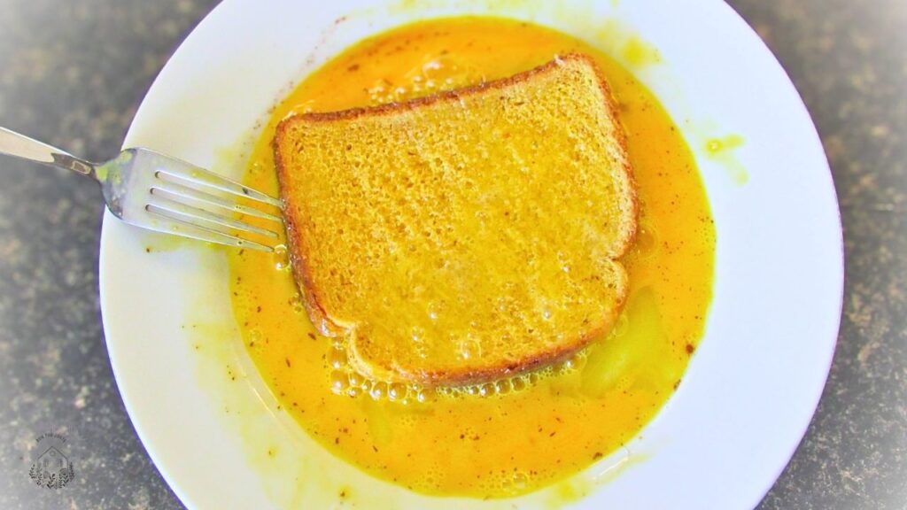kromka chleba moczona w miksturze jajkowej