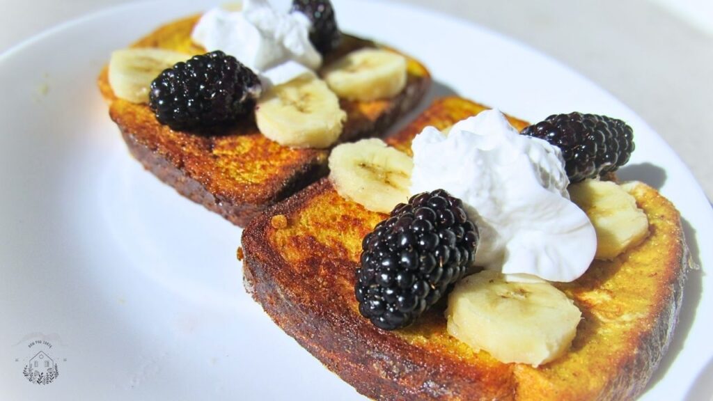 tosty francuskie udekorowane owocami i bitą śmietaną