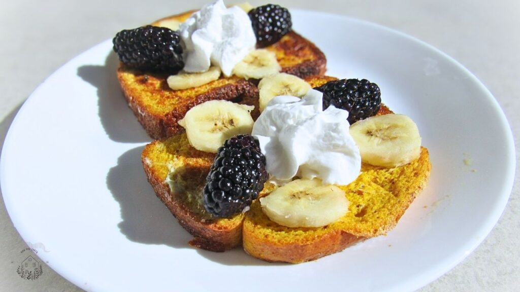 tosty francuskie udekorowane owocami i bitą śmietaną