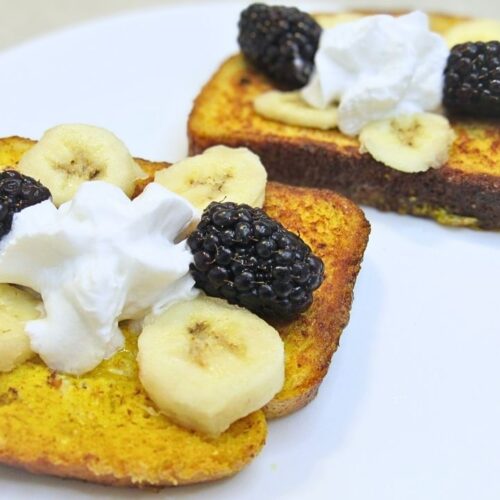 tosty francuskie udekorowane owocami i bitą śmietaną