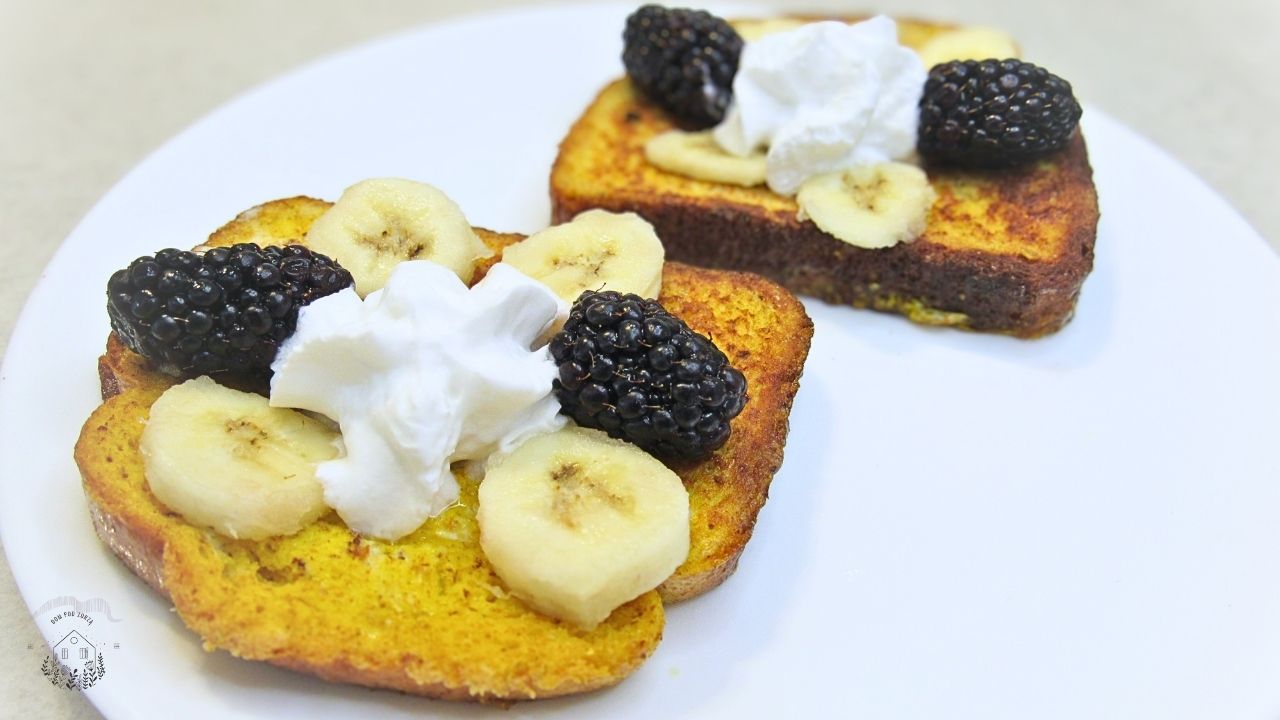 tosty francuskie udekorowane owocami i bitą śmietaną