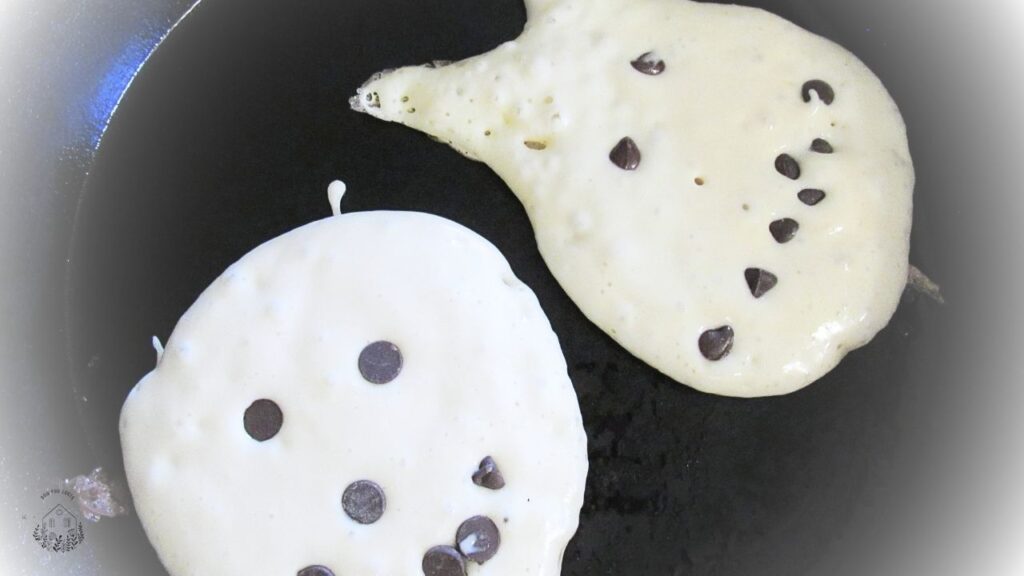 surowe pancakes na zakwasie na patelni żeliwnej